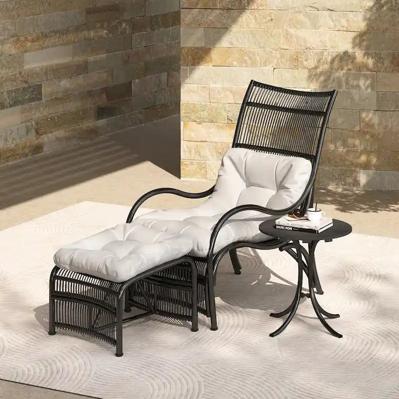 Ensemble de mobilier de jardin Roomfitters 3 pièces en résine tressée avec fauteuil, pouf et coussins pour terrasse ou jardin.