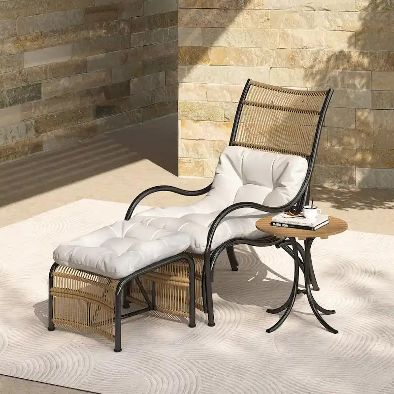 Ensemble de mobilier de jardin Roomfitters 3 pièces en résine tressée avec fauteuil, pouf et coussins pour terrasse ou jardin.