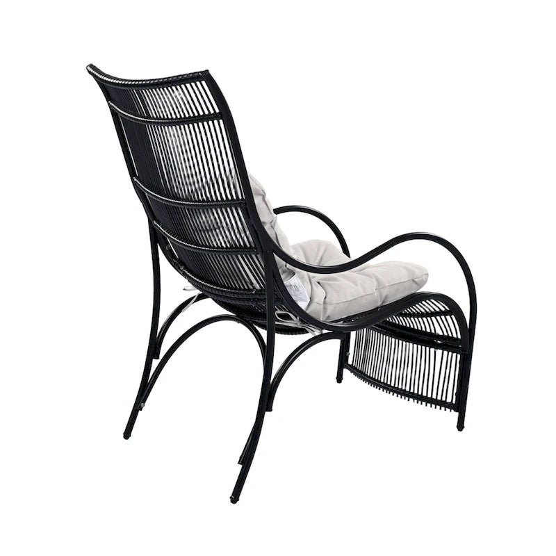 Ensemble de mobilier de jardin Roomfitters 3 pièces en résine tressée avec fauteuil, pouf et coussins pour terrasse ou jardin.