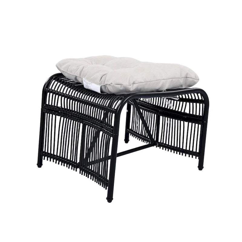 Ensemble de mobilier de jardin Roomfitters 3 pièces en résine tressée avec fauteuil, pouf et coussins pour terrasse ou jardin.