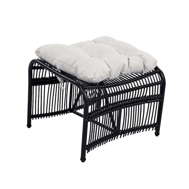Ensemble de mobilier de jardin Roomfitters 3 pièces en résine tressée avec fauteuil, pouf et coussins pour terrasse ou jardin.