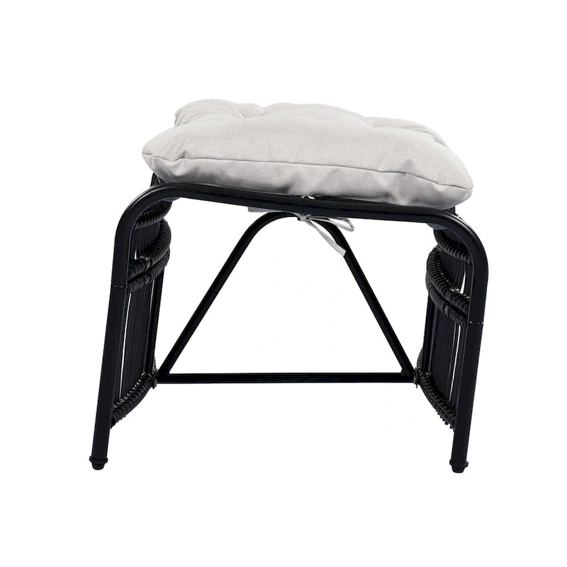 Ensemble de mobilier de jardin Roomfitters 3 pièces en résine tressée avec fauteuil, pouf et coussins pour terrasse ou jardin.