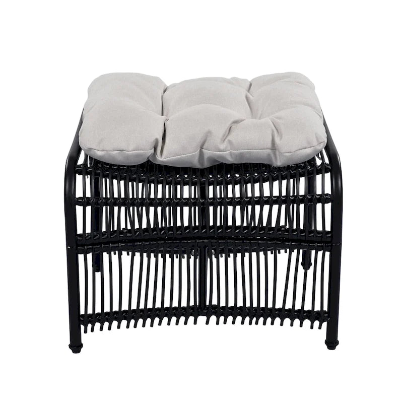 Ensemble de mobilier de jardin Roomfitters 3 pièces en résine tressée avec fauteuil, pouf et coussins pour terrasse ou jardin.