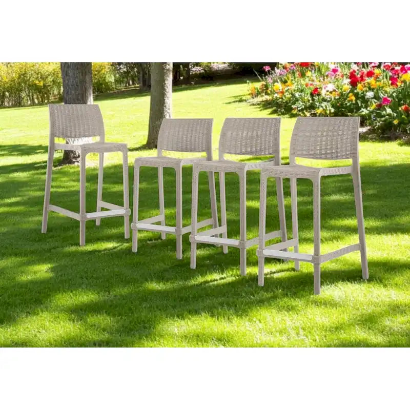 Ensemble de quatre chaises de bar d'extérieur HomeRoots, 26 pouces, en plastique robuste imitation rotin taupe, dossier bas, hauteur comptoir