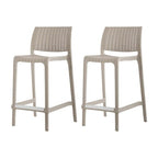 Ensemble de quatre chaises de bar d'extérieur HomeRoots, 26 pouces, en plastique robuste imitation rotin taupe, dossier bas, hauteur comptoir