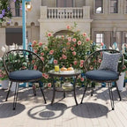 Ensemble bistro de patio 3 pièces avec table en verre, chaises d'extérieur en rotin avec dossier incurvé et coussin pour balcon et terrasse.