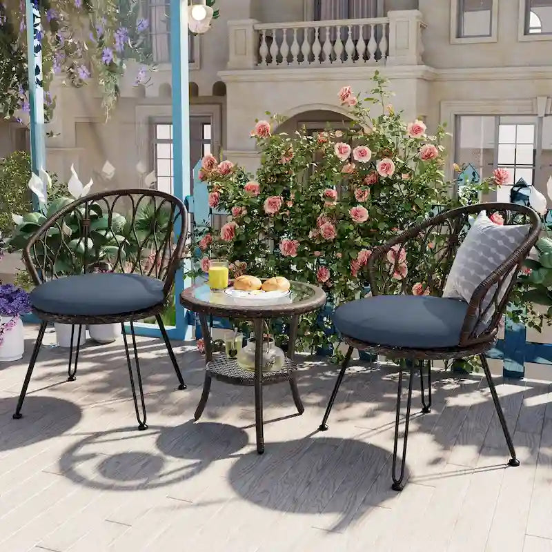 Ensemble bistro de patio 3 pièces avec table en verre, chaises d'extérieur en rotin avec dossier incurvé et coussin pour balcon et terrasse.