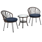 Ensemble bistro de patio 3 pièces avec table en verre, chaises d'extérieur en rotin avec dossier incurvé et coussin pour balcon et terrasse.