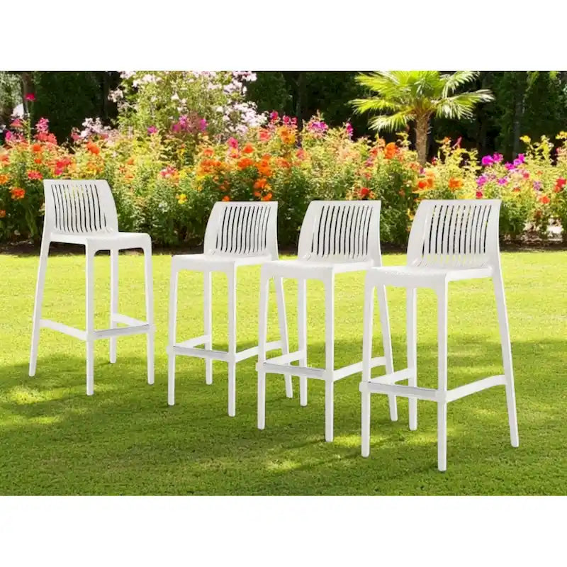 Ensemble de quatre chaises de bar d'extérieur HomeRoots, 30 pouces, en plastique blanc robuste, dossier bas