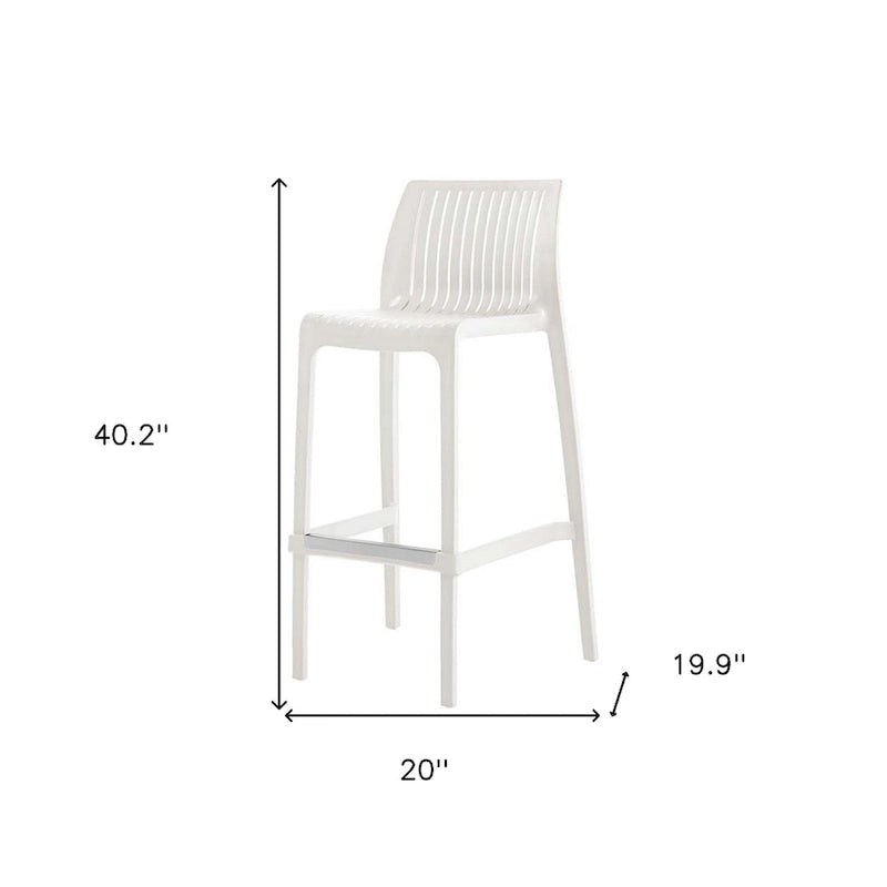 Ensemble de quatre chaises de bar d'extérieur HomeRoots, 30 pouces, en plastique blanc robuste, dossier bas