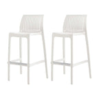 Ensemble de quatre chaises de bar d'extérieur HomeRoots, 30 pouces, en plastique blanc robuste, dossier bas