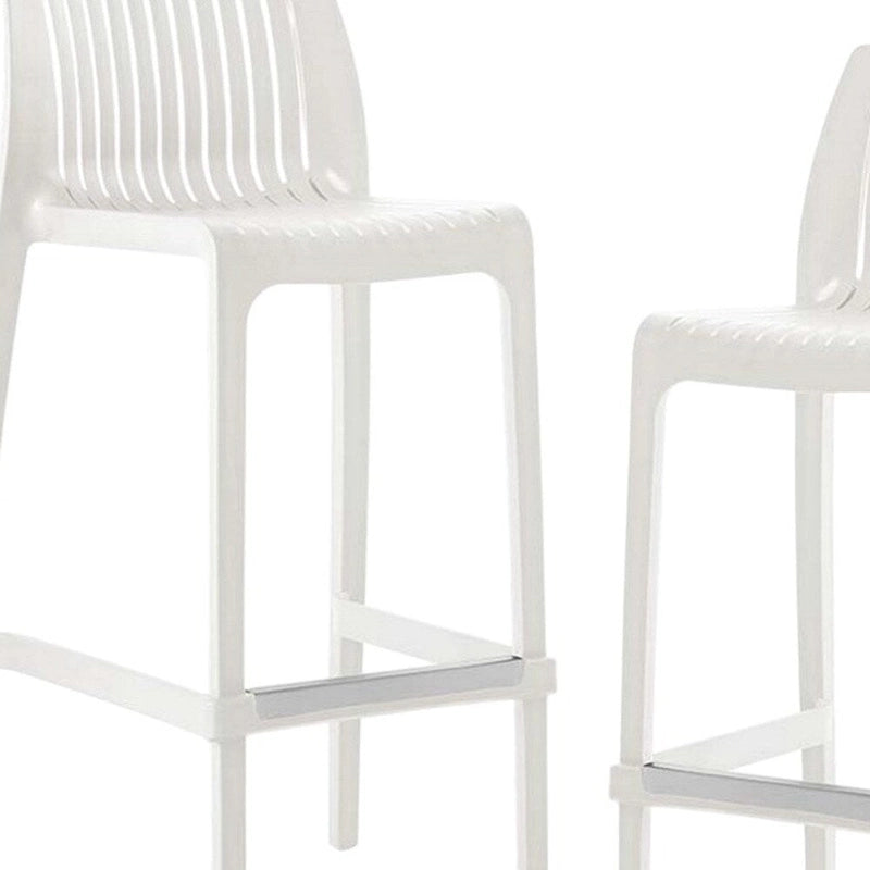 Ensemble de quatre chaises de bar d'extérieur HomeRoots, 30 pouces, en plastique blanc robuste, dossier bas