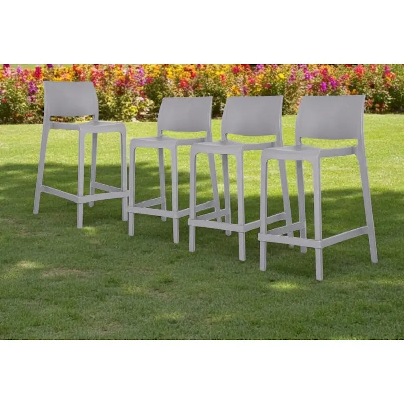 Ensemble de quatre chaises de bar d'extérieur HomeRoots, 26 pouces, en plastique gris robuste, dossier bas, hauteur comptoir