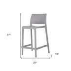 Ensemble de quatre chaises de bar d'extérieur HomeRoots, 26 pouces, en plastique gris robuste, dossier bas, hauteur comptoir