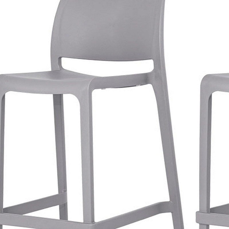 Ensemble de quatre chaises de bar d'extérieur HomeRoots, 26 pouces, en plastique gris robuste, dossier bas, hauteur comptoir