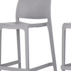 Ensemble de quatre chaises de bar d'extérieur HomeRoots, 26 pouces, en plastique gris robuste, dossier bas, hauteur comptoir