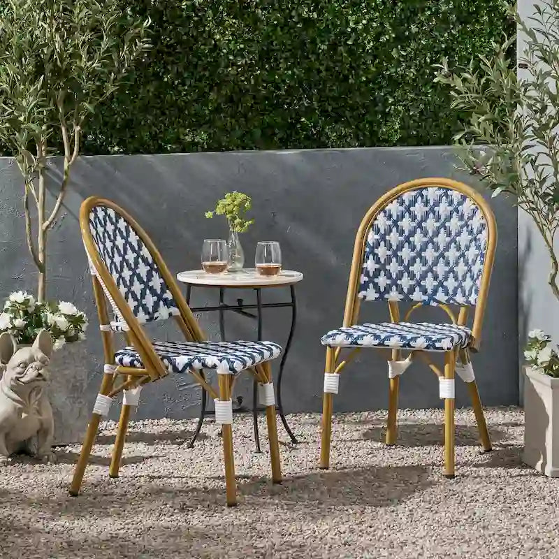 Chaise de bistrot française blanche et marine en aluminium et rotin PE, mobilier de terrasse et de café, hauteur 89 cm (35 pouces).