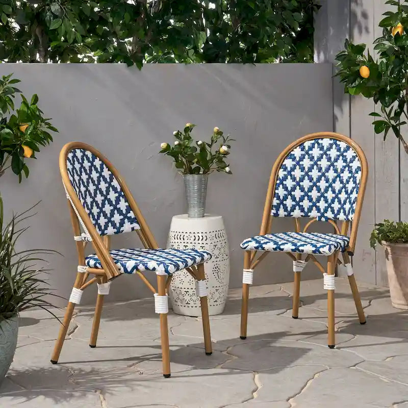 Chaise de bistrot française blanche et marine en aluminium et rotin PE, mobilier de terrasse et de café, hauteur 89 cm (35 pouces).