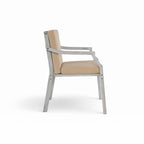 Ensemble de salle à manger d'extérieur pour 4 personnes, en bois, avec trou pour parasol et coussins amovibles, idéal pour terrasse et jardin.