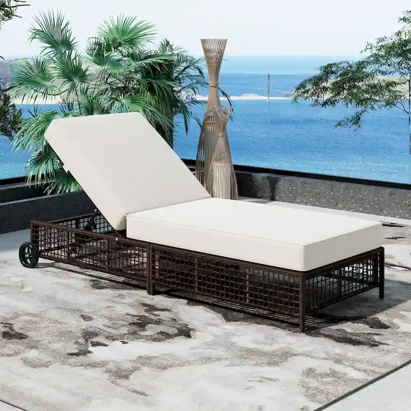 Fauteuil de jardin en rotin à 5 positions avec roulettes et coussin inclus.