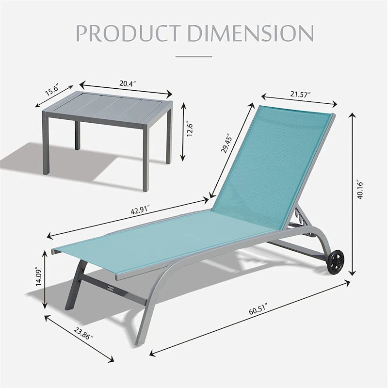 Deux chaises longues d'extérieur avec une table