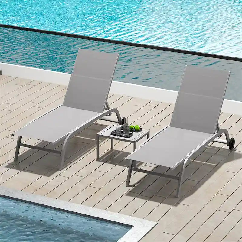 Deux chaises longues d'extérieur avec une table