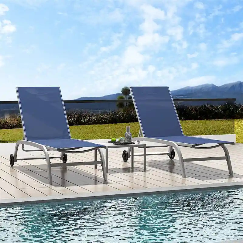 Deux chaises longues d'extérieur avec une table