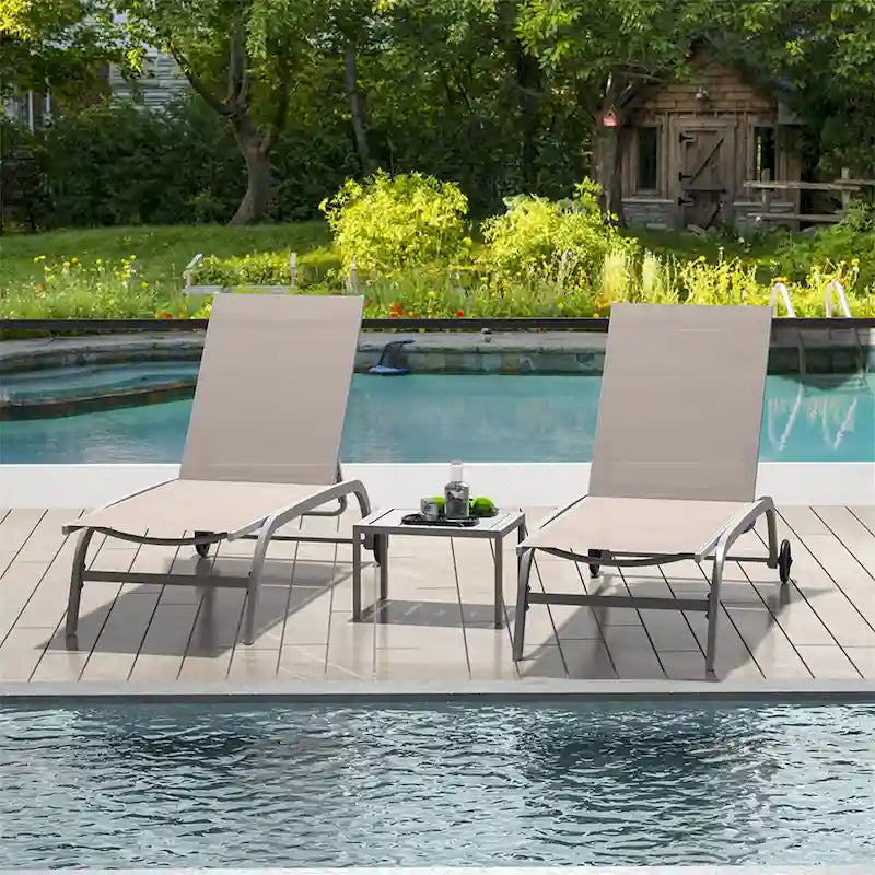 Deux chaises longues d'extérieur avec une table