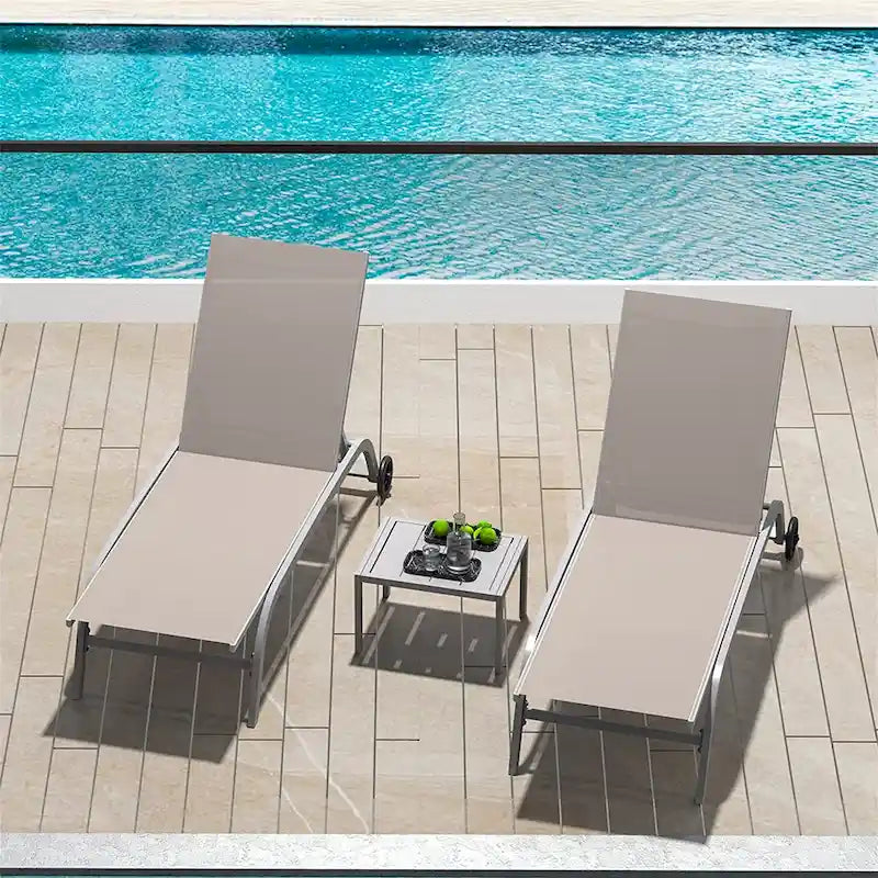Deux chaises longues d'extérieur avec une table