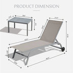 Deux chaises longues d'extérieur avec une table