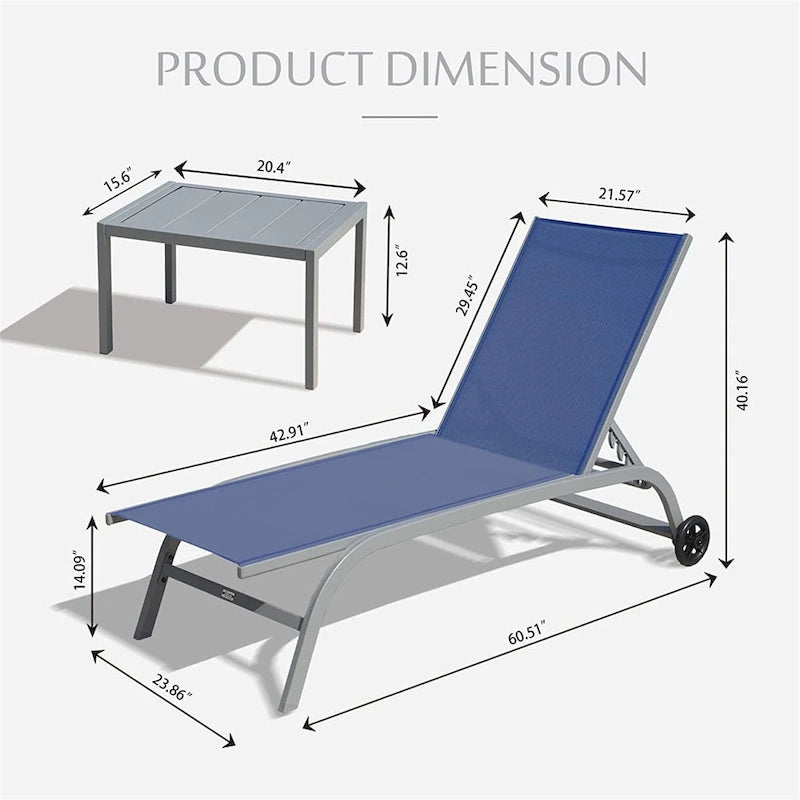 Deux chaises longues d'extérieur avec une table