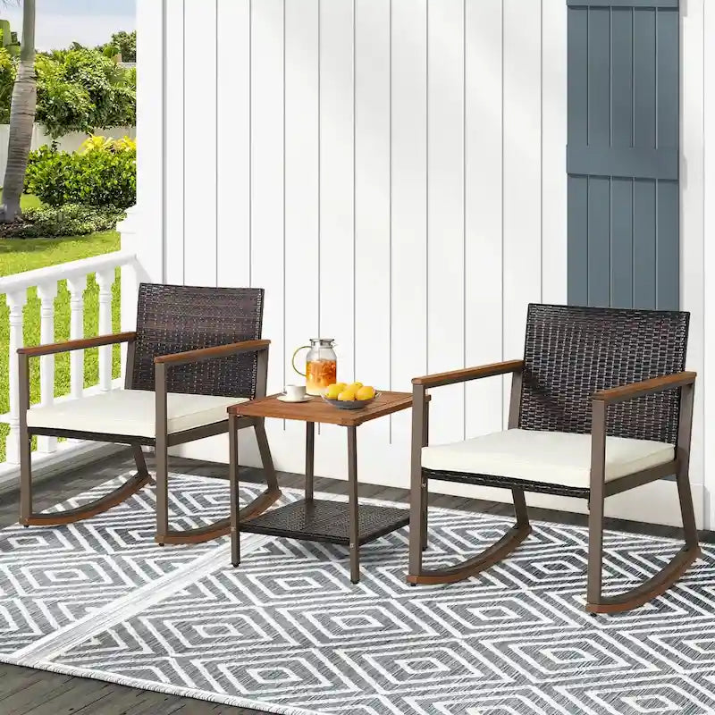 Ensemble bistro 3 pièces à bascule, mobilier de jardin en rotin comprenant chaises de conversation, table basse et coussins pour balcon, terrasse ou piscine.
