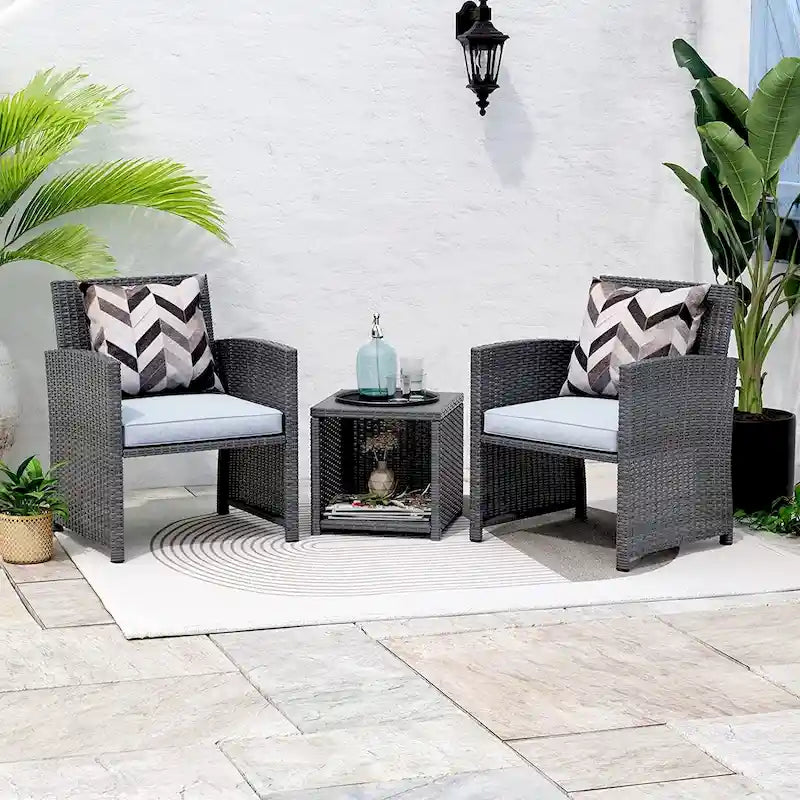 Ensemble bistro 3 pièces à bascule, mobilier de jardin en rotin comprenant chaises de conversation, table basse et coussins pour balcon, terrasse ou piscine.