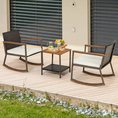 Ensemble bistro 3 pièces à bascule, mobilier de jardin en rotin comprenant chaises de conversation, table basse et coussins pour balcon, terrasse ou piscine.