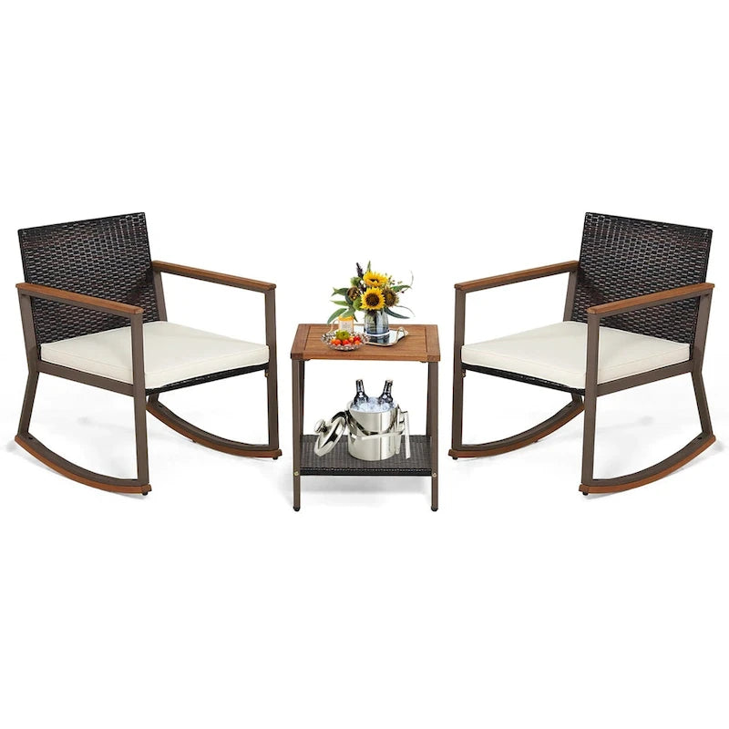 Ensemble bistro 3 pièces à bascule, mobilier de jardin en rotin comprenant chaises de conversation, table basse et coussins pour balcon, terrasse ou piscine.