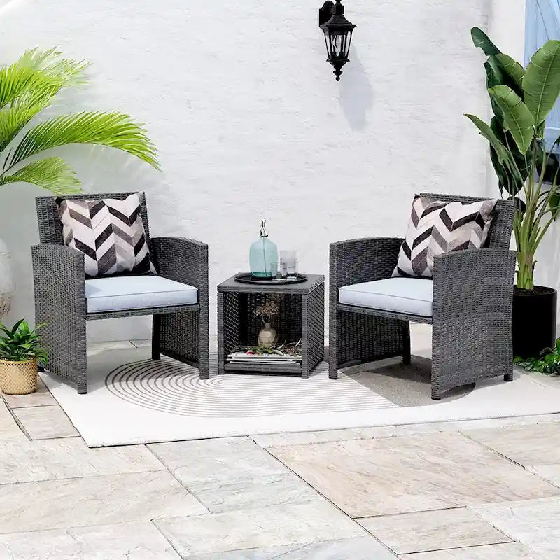 Ensemble bistro 3 pièces à bascule, mobilier de jardin en rotin comprenant chaises de conversation, table basse et coussins pour balcon, terrasse ou piscine.