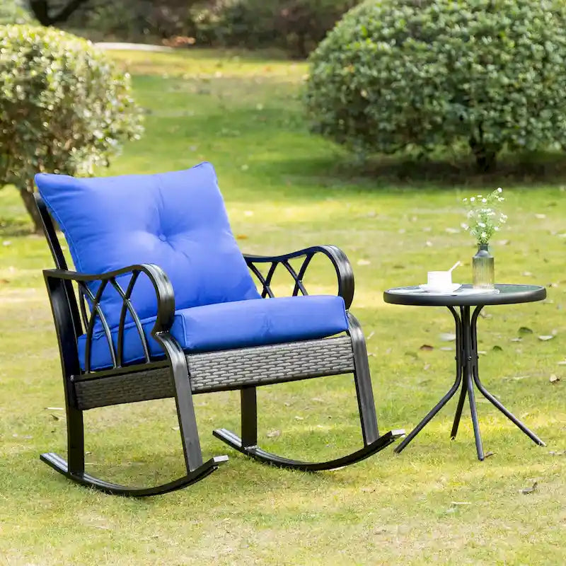 Fauteuil à bascule Outsunny en rotin tressé avec coussins rembourrés, structure en aluminium et accoudoirs, idéal pour le jardin, la terrasse et la cour, bleu.