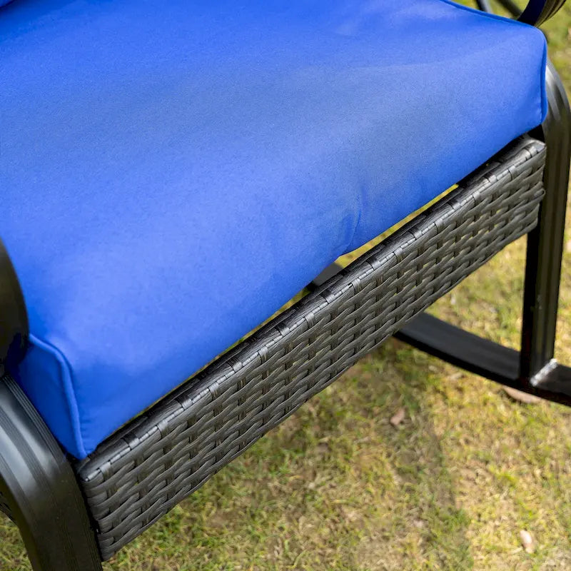 Fauteuil à bascule Outsunny en rotin tressé avec coussins rembourrés, structure en aluminium et accoudoirs, idéal pour le jardin, la terrasse et la cour, bleu.
