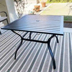 Ensemble de salle à manger d'extérieur 5 pièces, comprenant 4 chaises pivotantes à assise suspendue et une table carrée multifonctionnelle en métal de 94 cm (37 po) avec trou pour parasol de 4 cm (1,57 po), utilisable à l'intérieur comme à l'extérieur.
