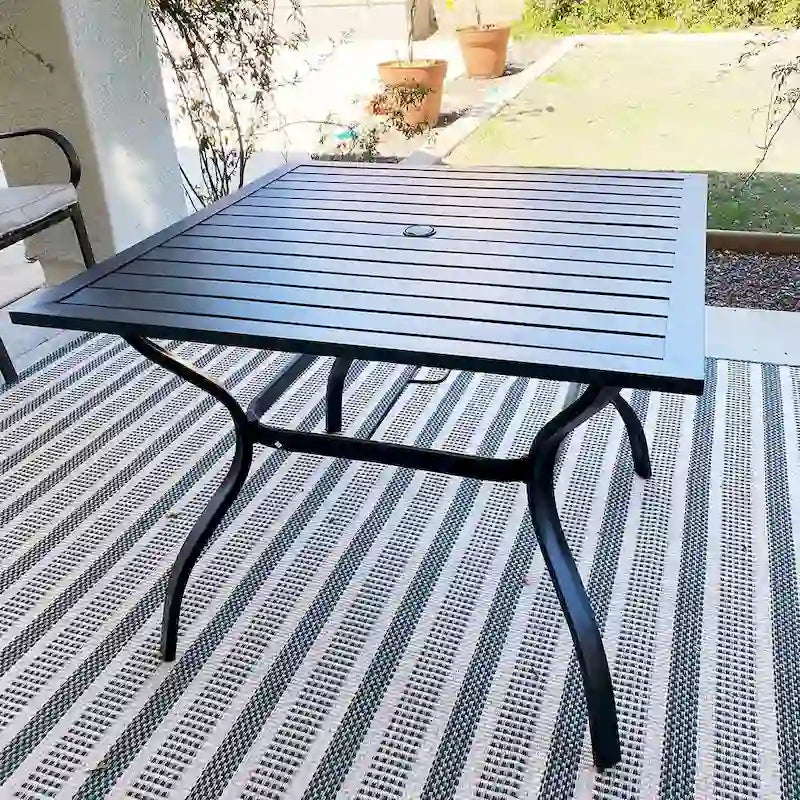 Ensemble de salle à manger d'extérieur 5 pièces, comprenant 4 chaises pivotantes à assise suspendue et une table carrée multifonctionnelle en métal de 94 cm (37 po) avec trou pour parasol de 4 cm (1,57 po), utilisable à l'intérieur comme à l'extérieur.