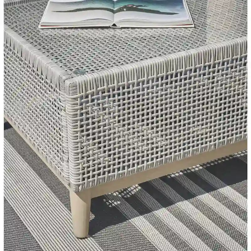 Table basse d'extérieur Seton Creek grise, Signature Design by Ashley - 127 cm (L) x 71 cm (P) x 46 cm (H)