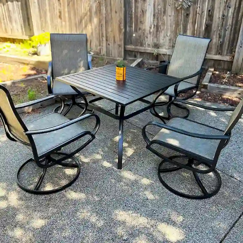 Ensemble de salle à manger d'extérieur MAISONARTS 5 pièces, comprenant 4 chaises pivotantes à dossier ajouré et une table carrée en métal de 94 cm avec trou pour parasol de 4 cm.