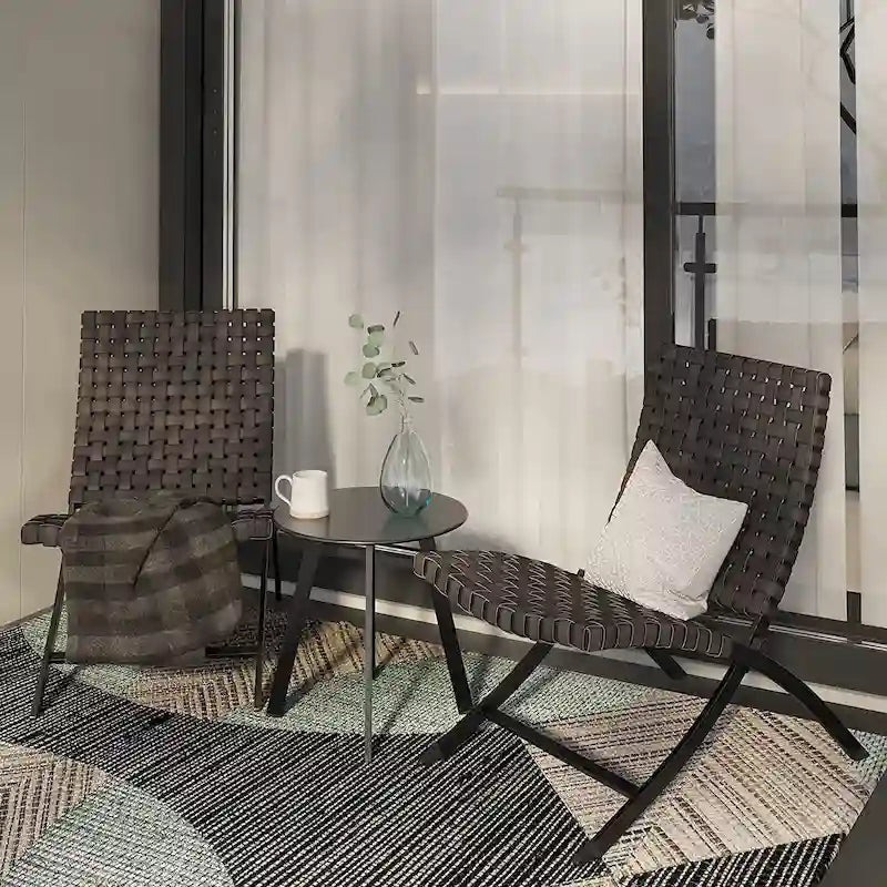 Ensemble de mobilier de patio en rotin 3 pièces comprenant des chaises longues pliables en osier et une table basse pour l'extérieur, le jardin, la pelouse ou le balcon.