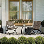 Ensemble de mobilier de patio en rotin 3 pièces comprenant des chaises longues pliables en osier et une table basse pour l'extérieur, le jardin, la pelouse ou le balcon.