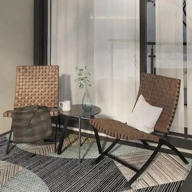 Ensemble de mobilier de patio en rotin 3 pièces comprenant des chaises longues pliables en osier et une table basse pour l'extérieur, le jardin, la pelouse ou le balcon.