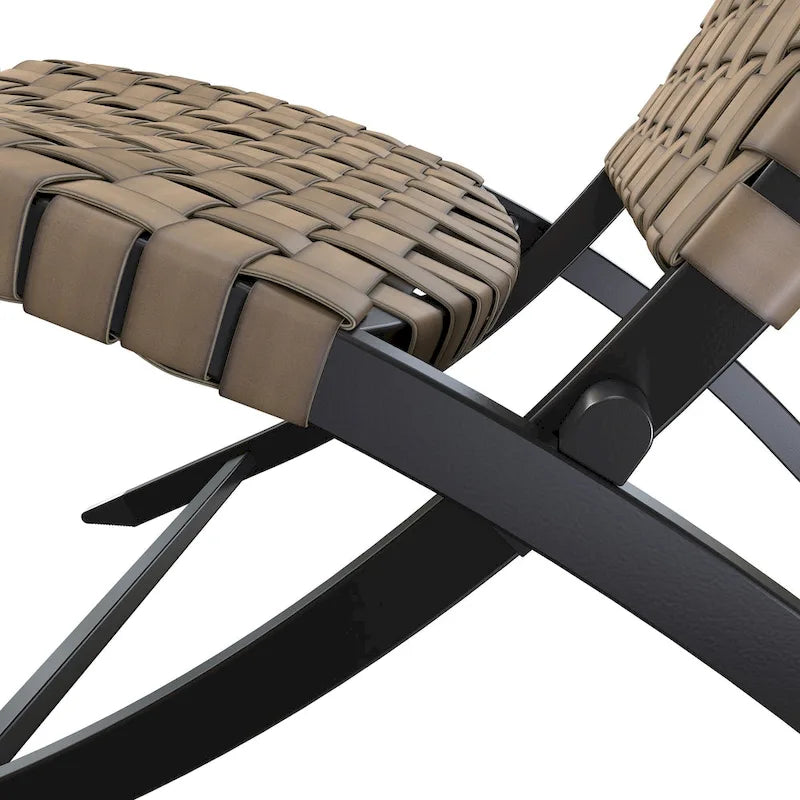 Ensemble de mobilier de patio en rotin 3 pièces comprenant des chaises longues pliables en osier et une table basse pour l'extérieur, le jardin, la pelouse ou le balcon.