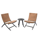 Ensemble de mobilier de patio en rotin 3 pièces comprenant des chaises longues pliables en osier et une table basse pour l'extérieur, le jardin, la pelouse ou le balcon.