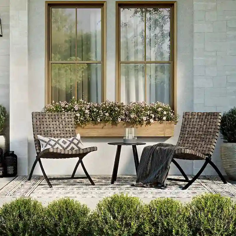 Ensemble de mobilier de patio en rotin 3 pièces comprenant des chaises longues pliables en osier et une table basse pour l'extérieur, le jardin, la pelouse ou le balcon.