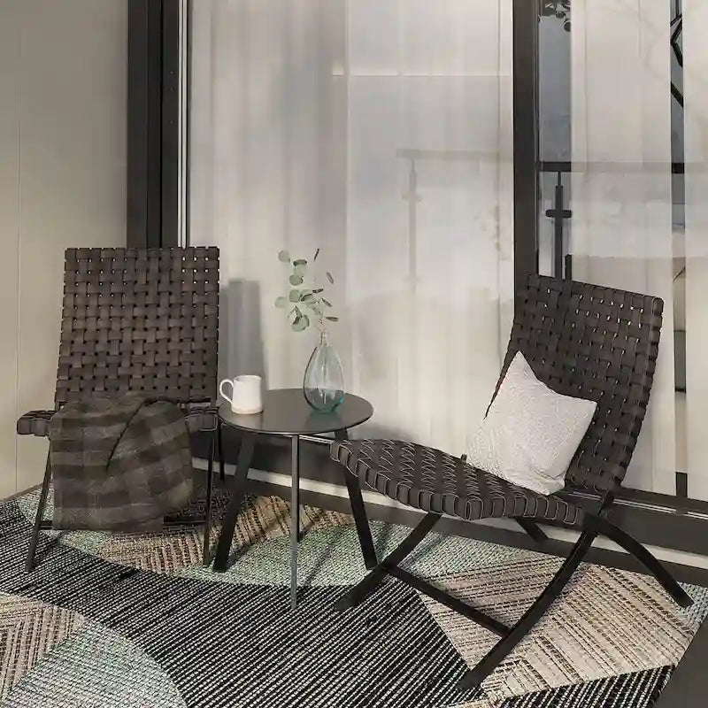 Ensemble de mobilier de patio en rotin 3 pièces comprenant des chaises longues pliables en osier et une table basse pour l'extérieur, le jardin, la pelouse ou le balcon.