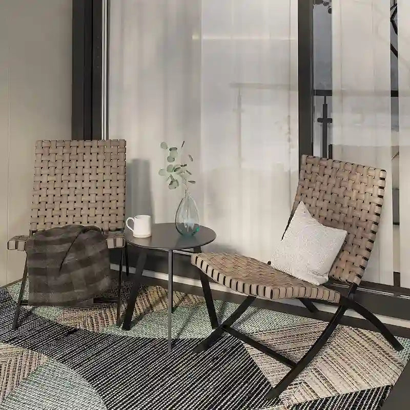 Ensemble de mobilier de patio en rotin 3 pièces comprenant des chaises longues pliables en osier et une table basse pour l'extérieur, le jardin, la pelouse ou le balcon.